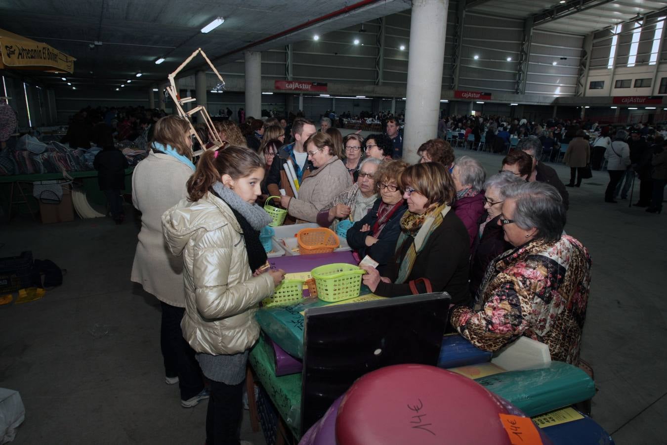 Encuentro de encajeras de bolillos en el recinto ferial de Santullano