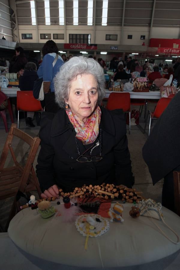 Encuentro de encajeras de bolillos en el recinto ferial de Santullano