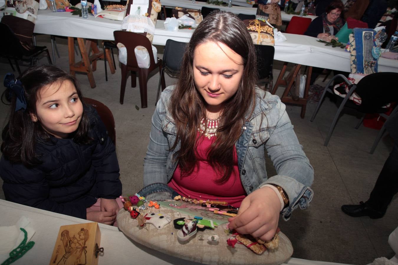 Encuentro de encajeras de bolillos en el recinto ferial de Santullano