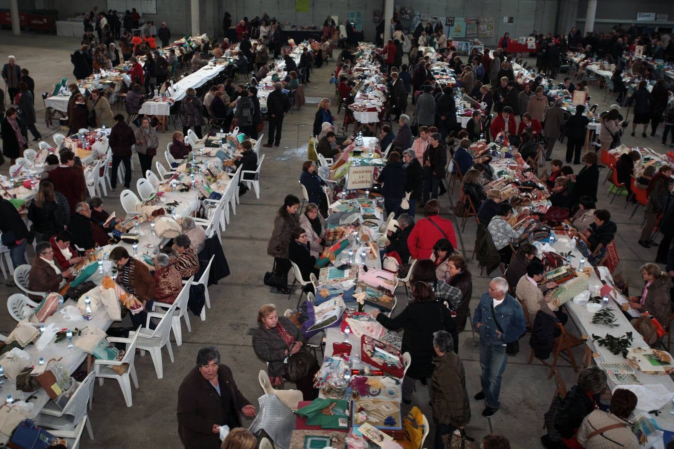 Encuentro de encajeras de bolillos en el recinto ferial de Santullano