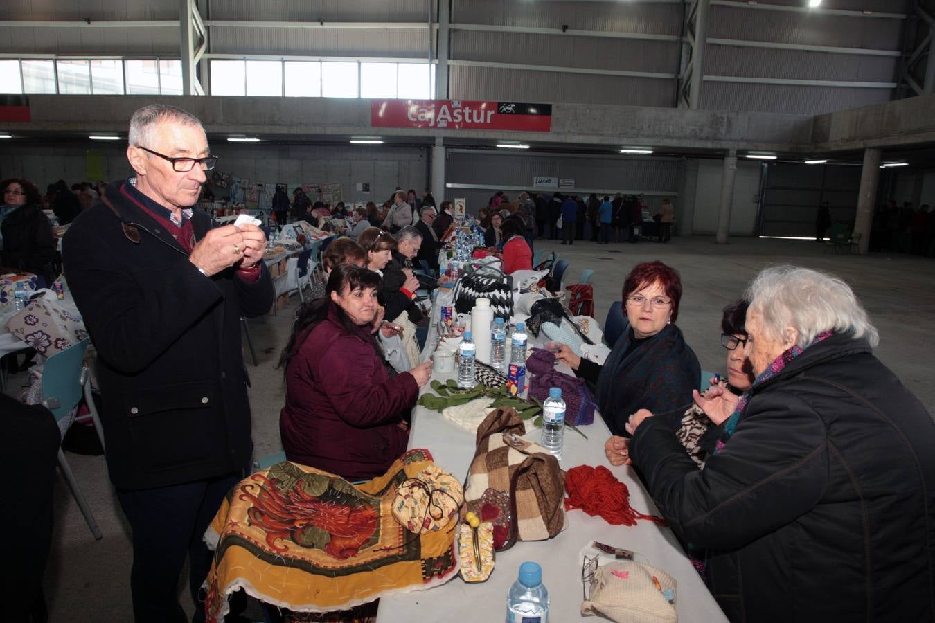Encuentro de encajeras de bolillos en el recinto ferial de Santullano