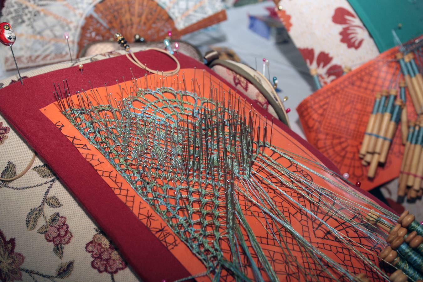 Encuentro de encajeras de bolillos en el recinto ferial de Santullano