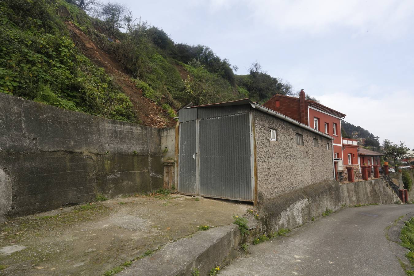 Un argayo causa daños en El Muselín