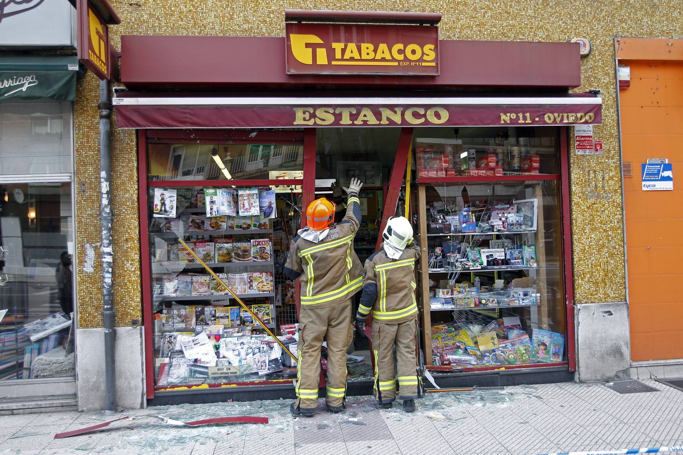 Un autobús choca contra un estanco y un semáforo en Oviedo