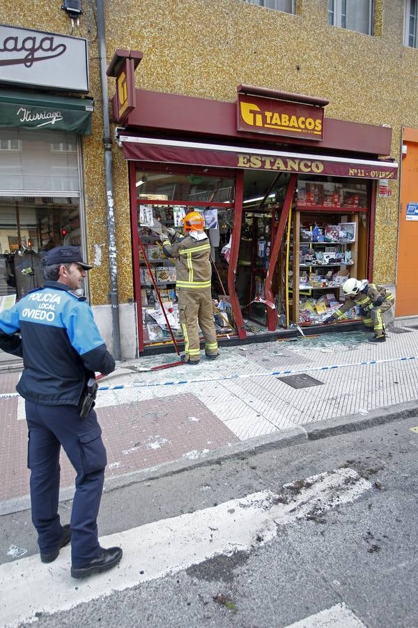 Un autobús choca contra un estanco y un semáforo en Oviedo