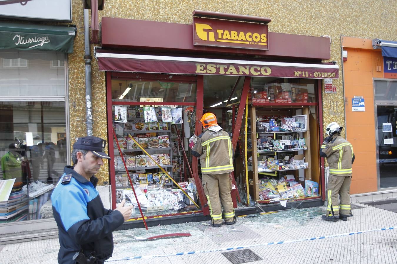 Un autobús choca contra un estanco y un semáforo en Oviedo