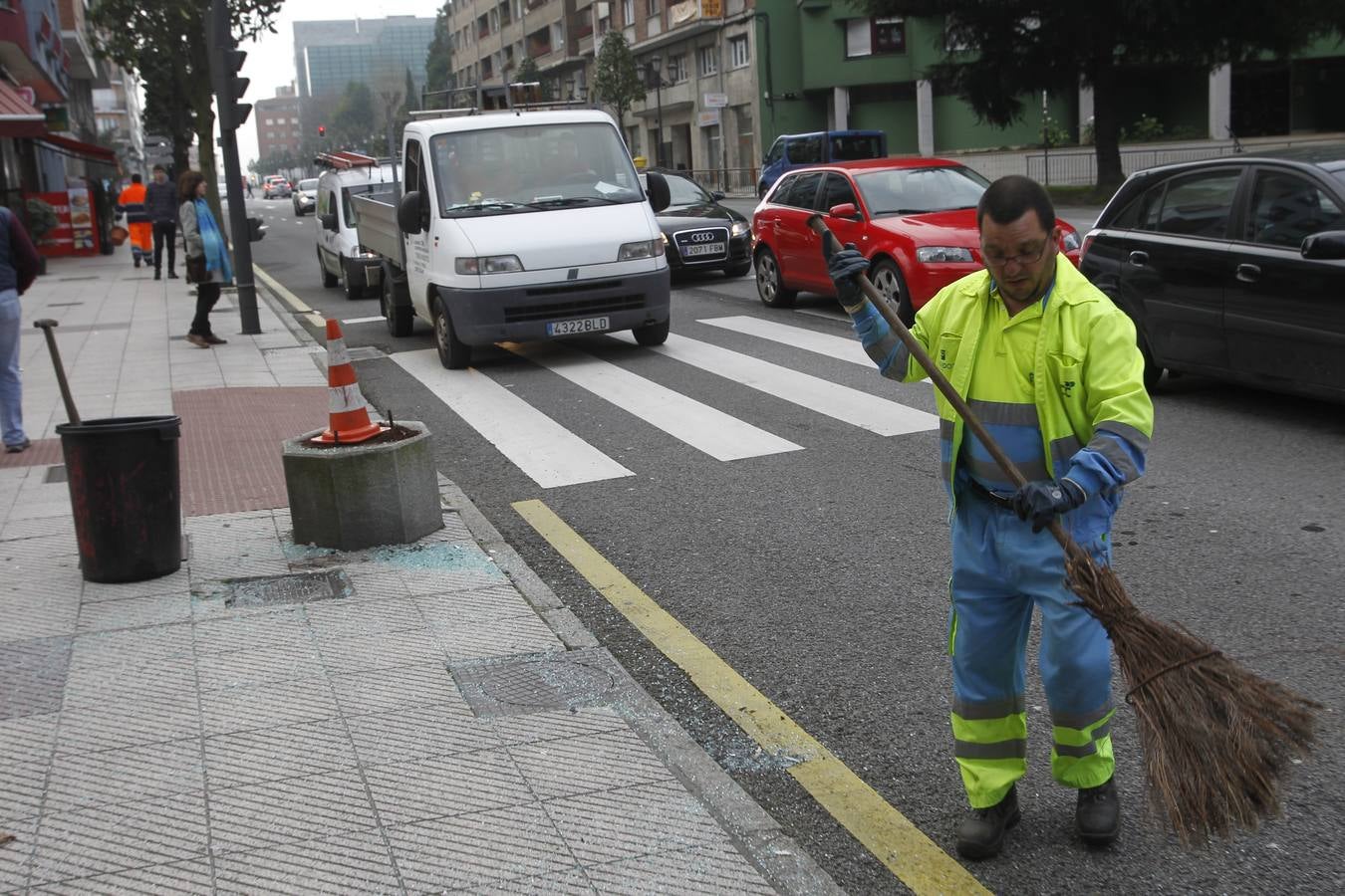 Un autobús choca contra un estanco y un semáforo en Oviedo
