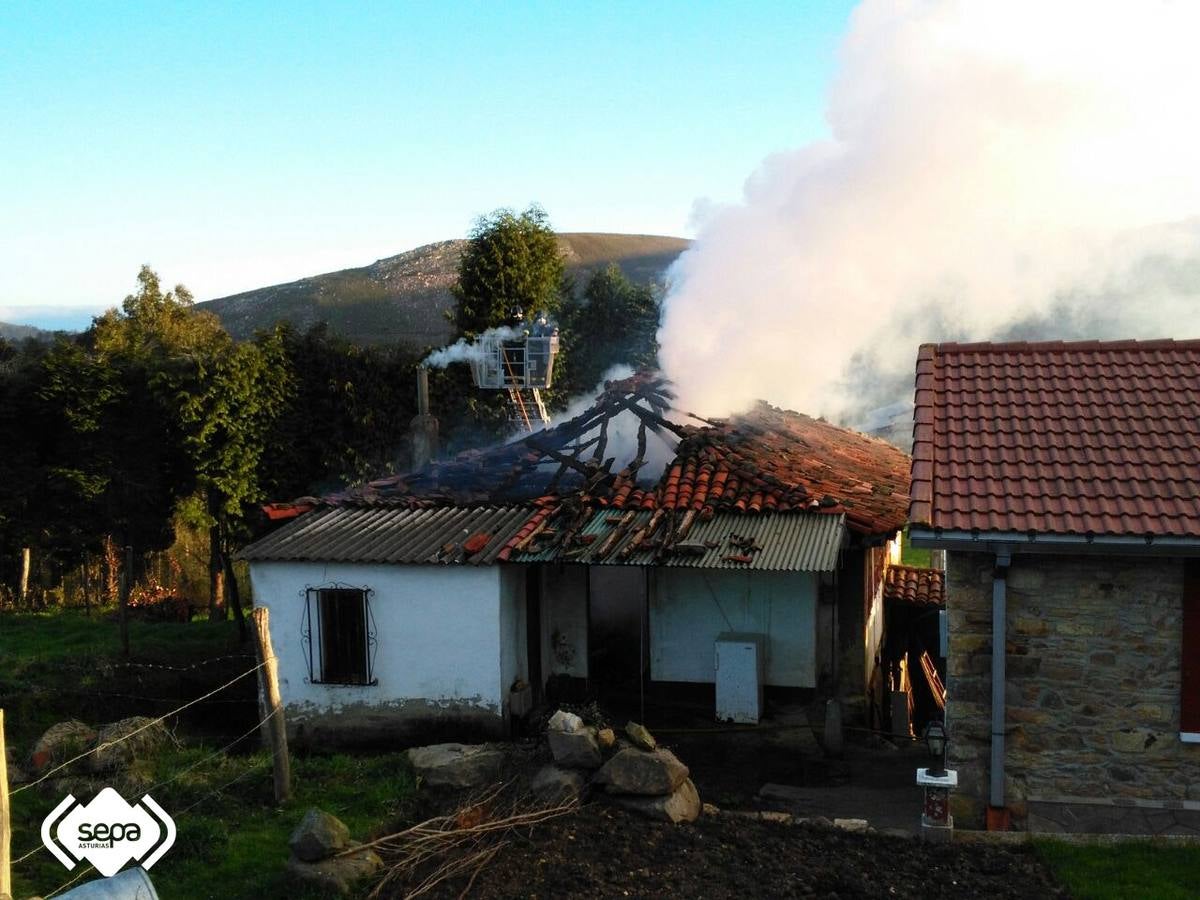 Un incendio destroza una vivienda en Valdés