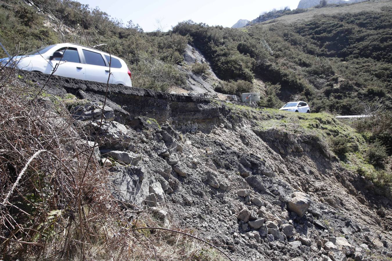 Así está la carretera de subida a los Lagos