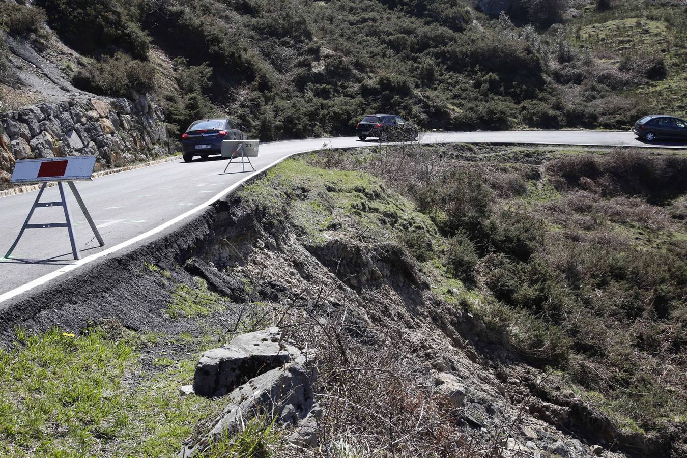 Así está la carretera de subida a los Lagos