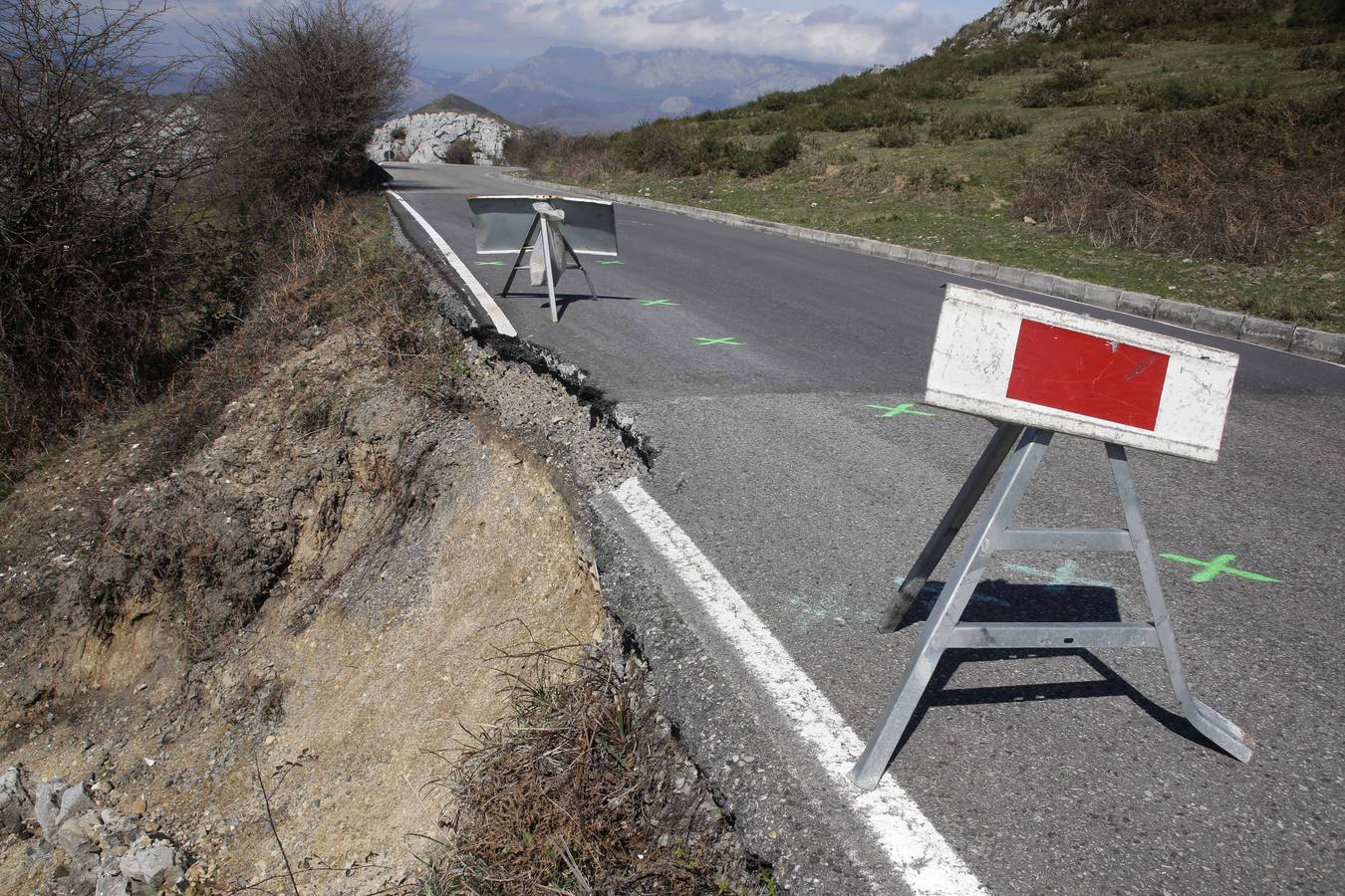 Así está la carretera de subida a los Lagos