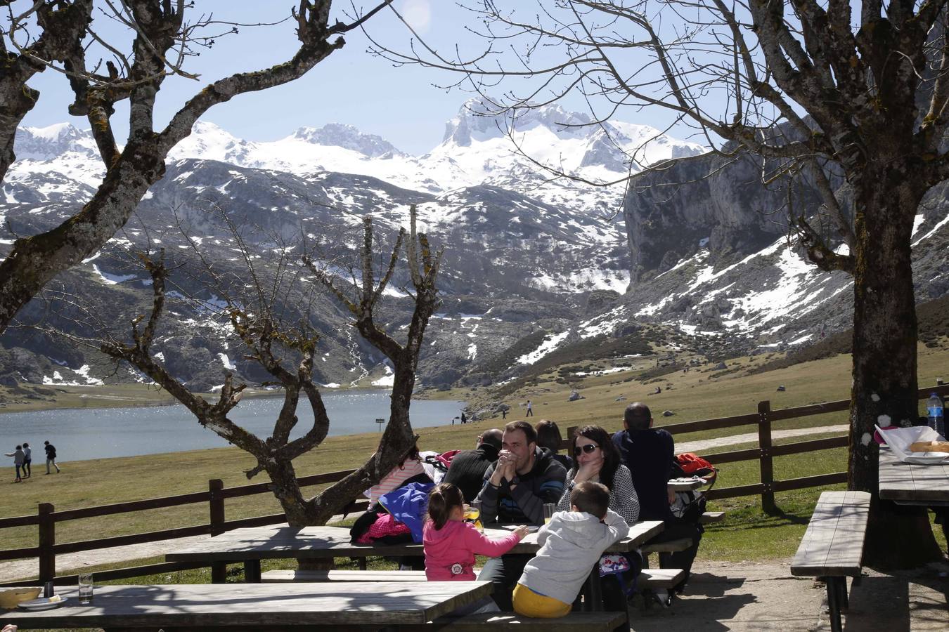 Los Lagos de Covadonga, de bote en bote por Semana Santa