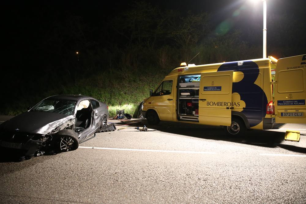 Dos heridos en la colisión de dos turismos en Ciaño