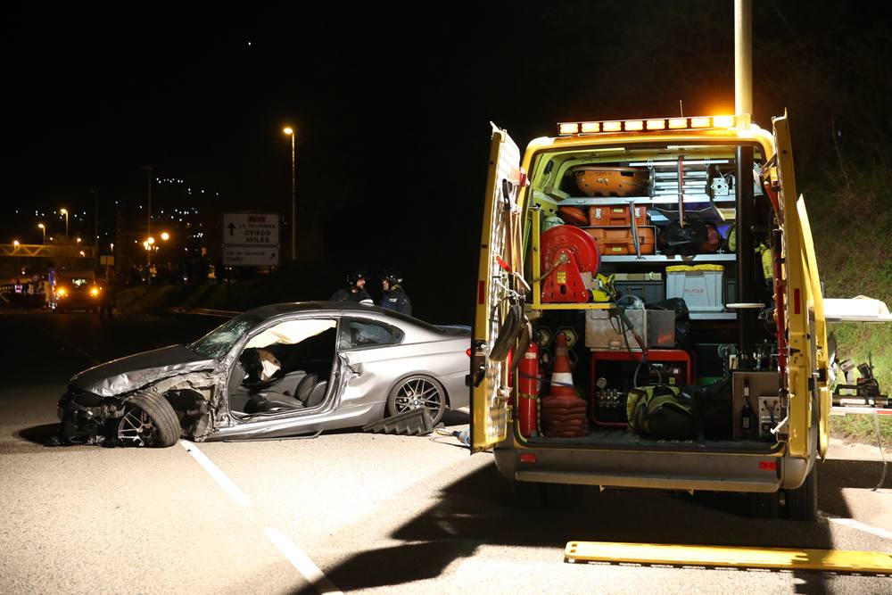 Dos heridos en la colisión de dos turismos en Ciaño