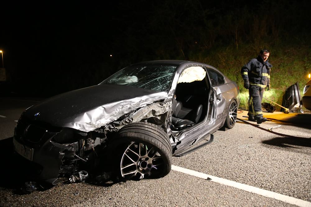 Dos heridos en la colisión de dos turismos en Ciaño