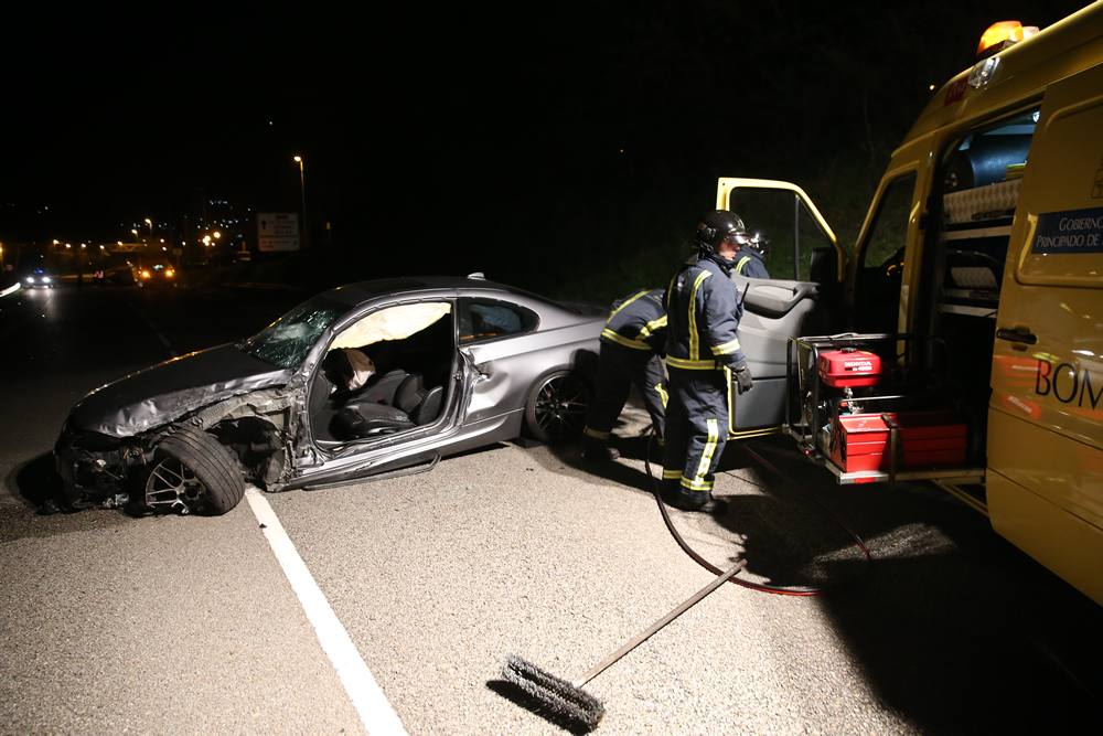Dos heridos en la colisión de dos turismos en Ciaño