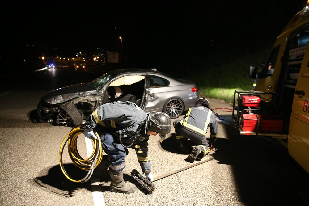 Dos heridos en la colisión de dos turismos en Ciaño