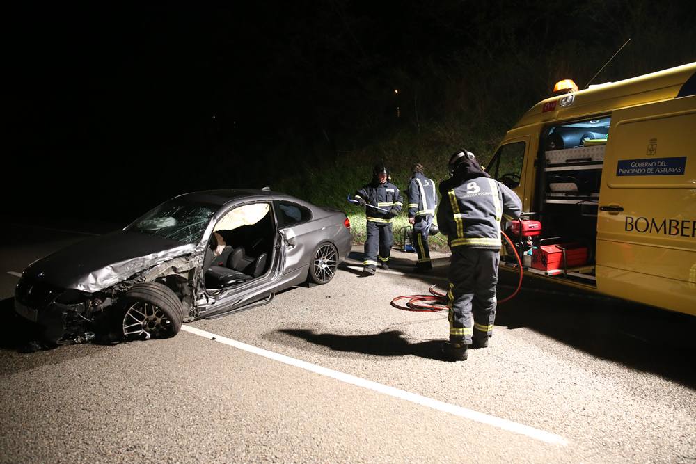 Dos heridos en la colisión de dos turismos en Ciaño