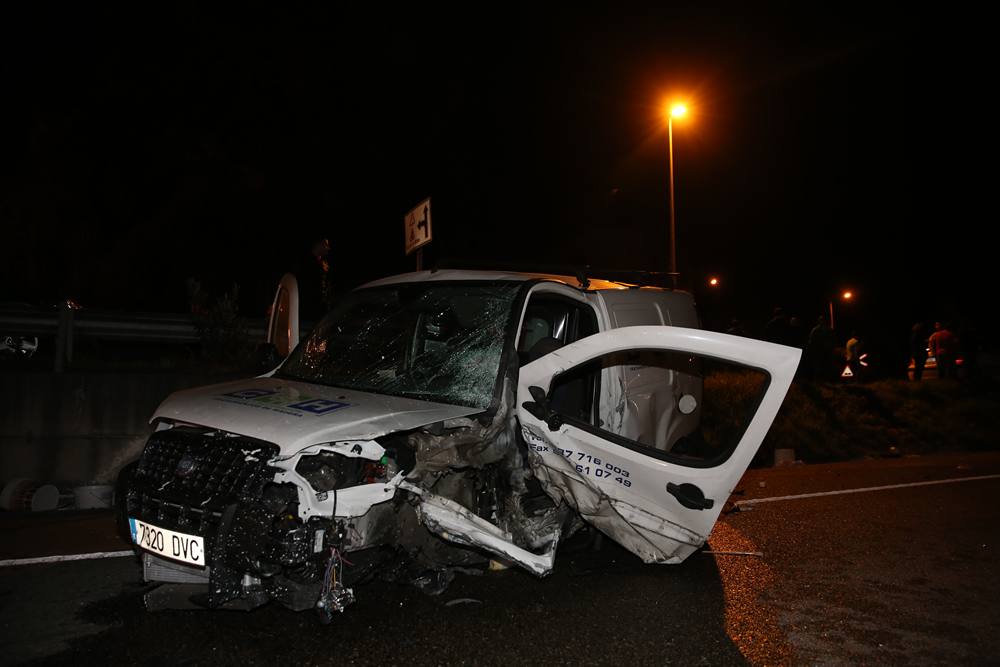 Dos heridos en la colisión de dos turismos en Ciaño