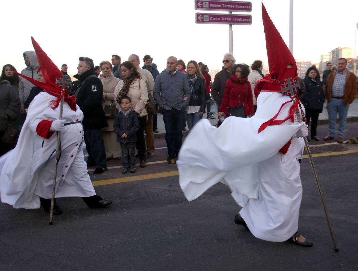 Procesión del Vía Crucis, en Gijón