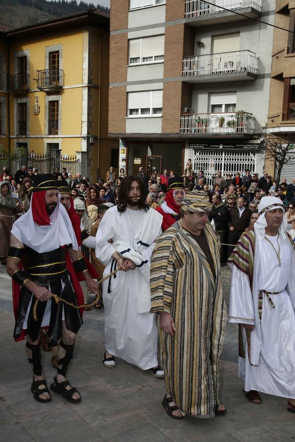 Via Crucis viviente en Infiesto