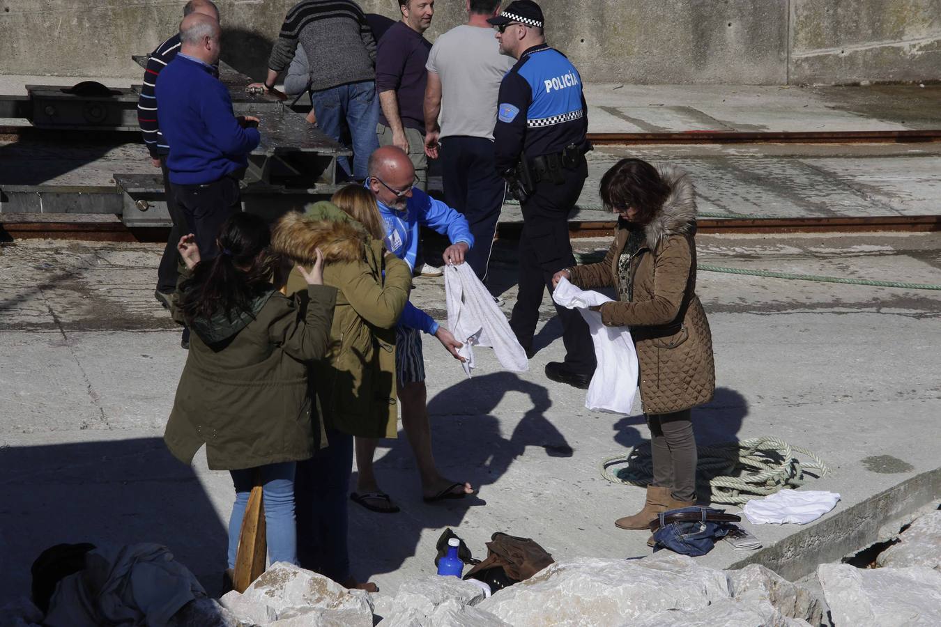 El rescate del coche que cayó al agua en Llanes, en imágenes