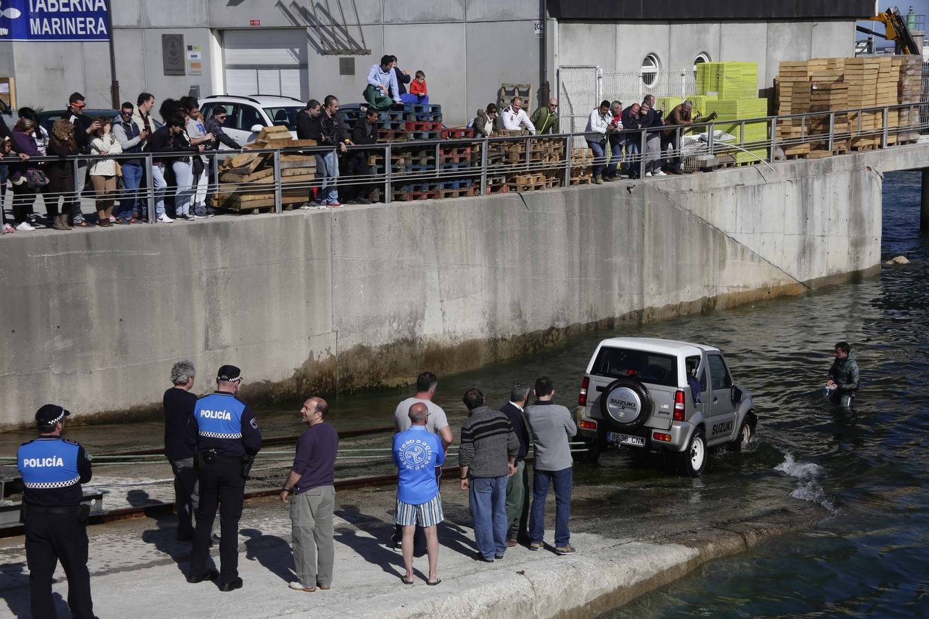 El rescate del coche que cayó al agua en Llanes, en imágenes