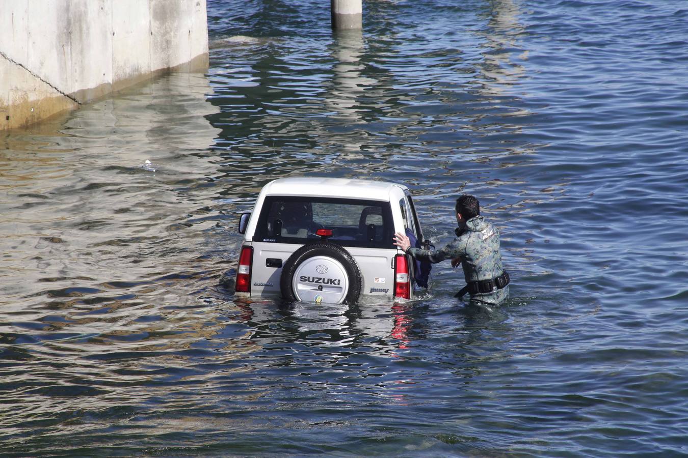 El rescate del coche que cayó al agua en Llanes, en imágenes