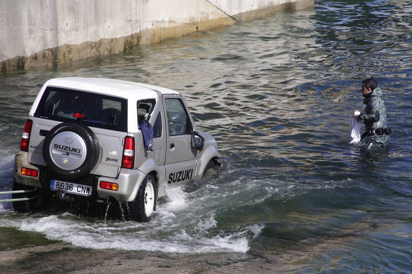 El rescate del coche que cayó al agua en Llanes, en imágenes