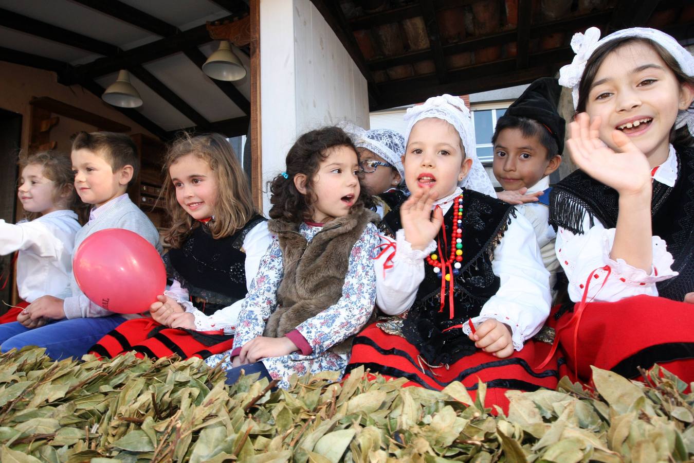 Animado desfile de los Güevos Pintos