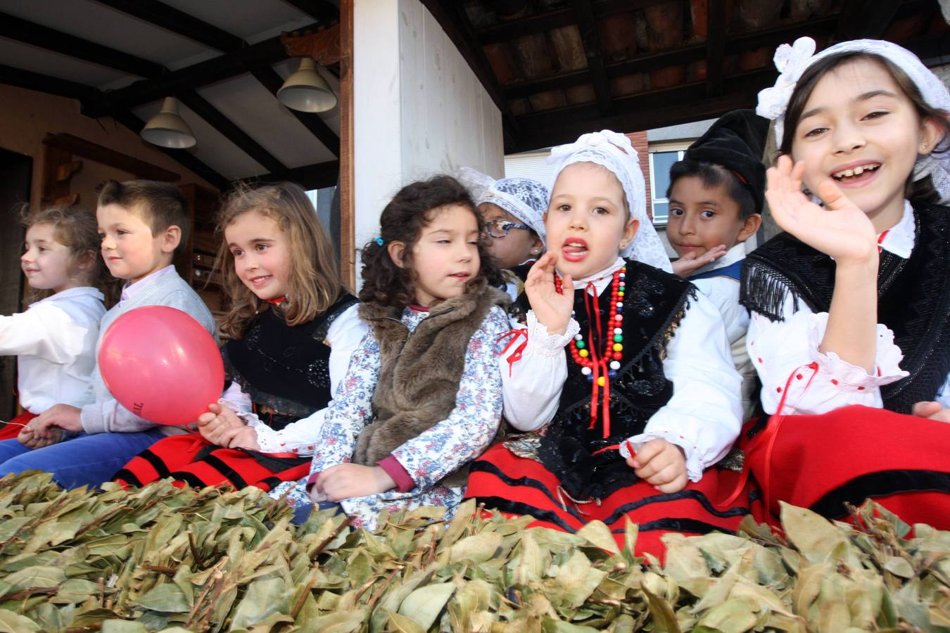 Animado desfile de los Güevos Pintos