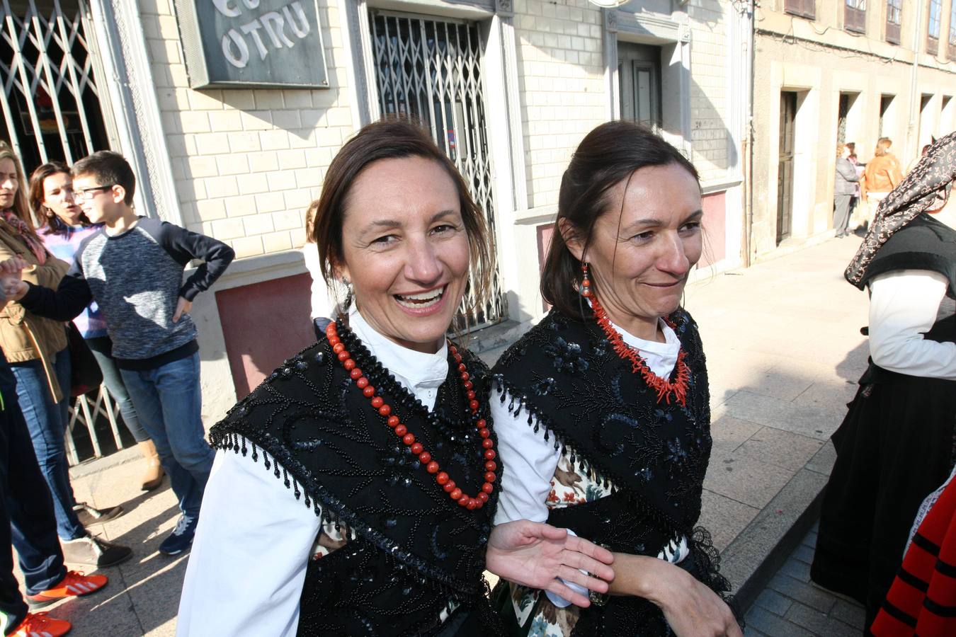 Animado desfile de los Güevos Pintos