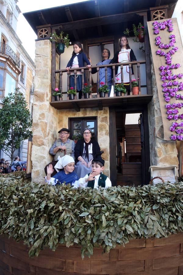 Animado desfile de los Güevos Pintos