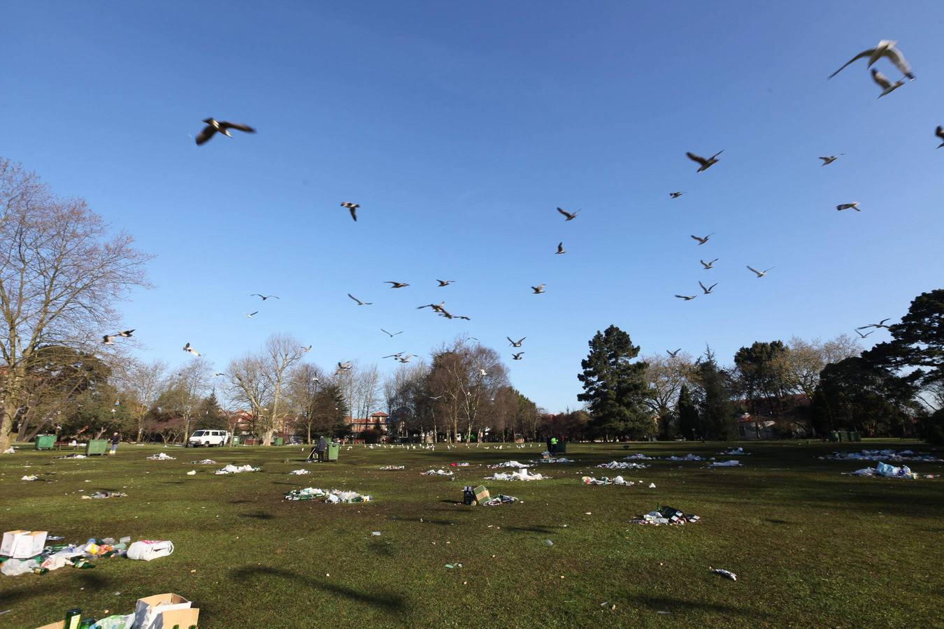 Limpieza en el parque de Ferrera tras la comida en la calle