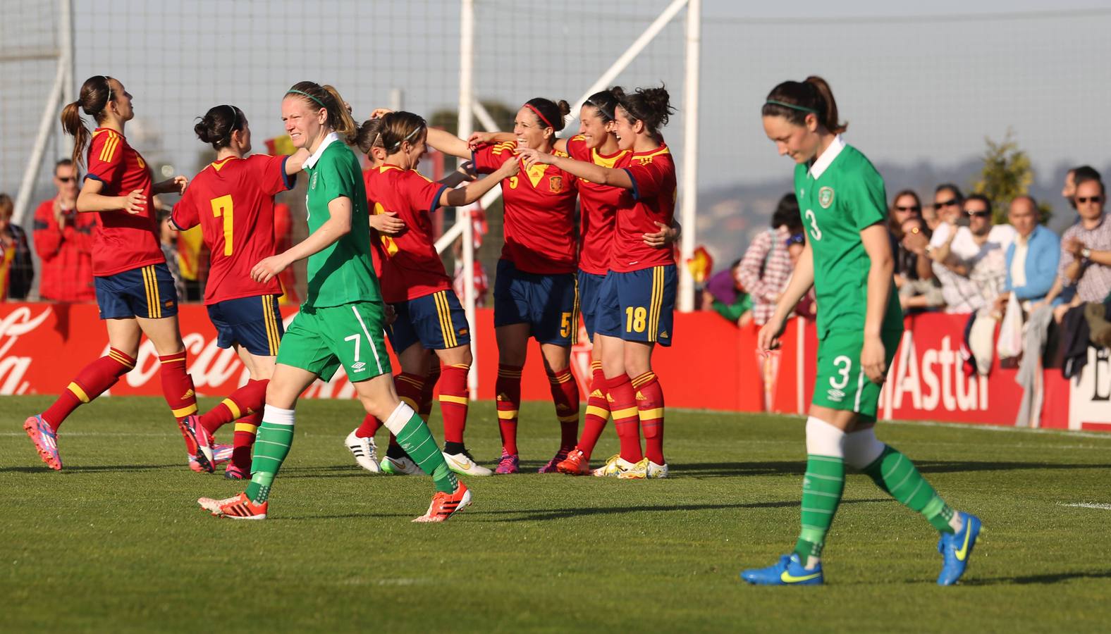 Las chicas de La Roja ganan en Gijón