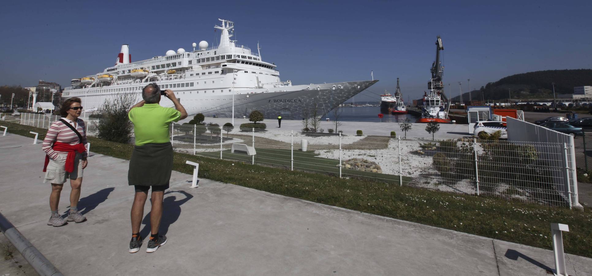 800 cruceristas británicos al sol de Avilés