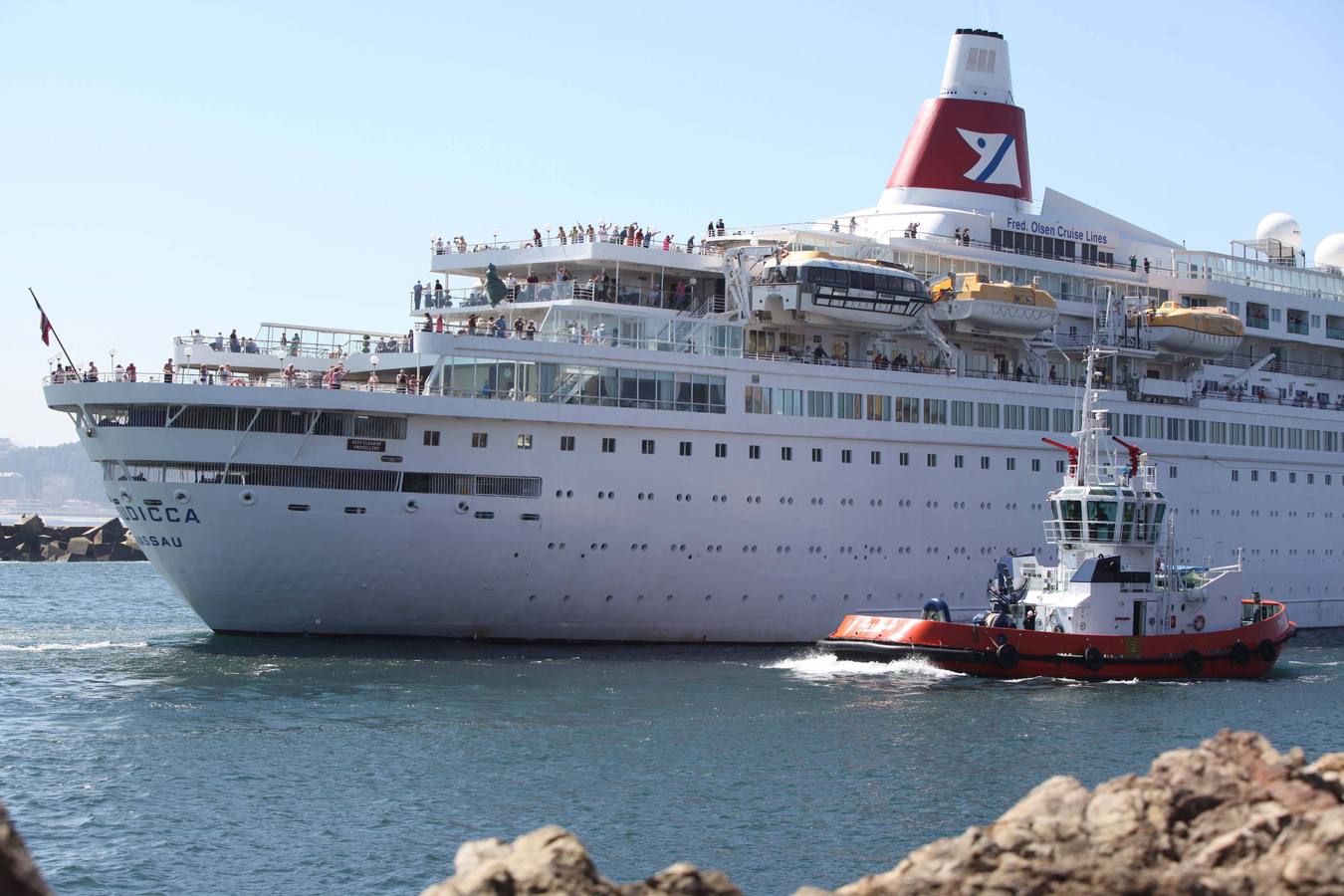 800 cruceristas británicos al sol de Avilés