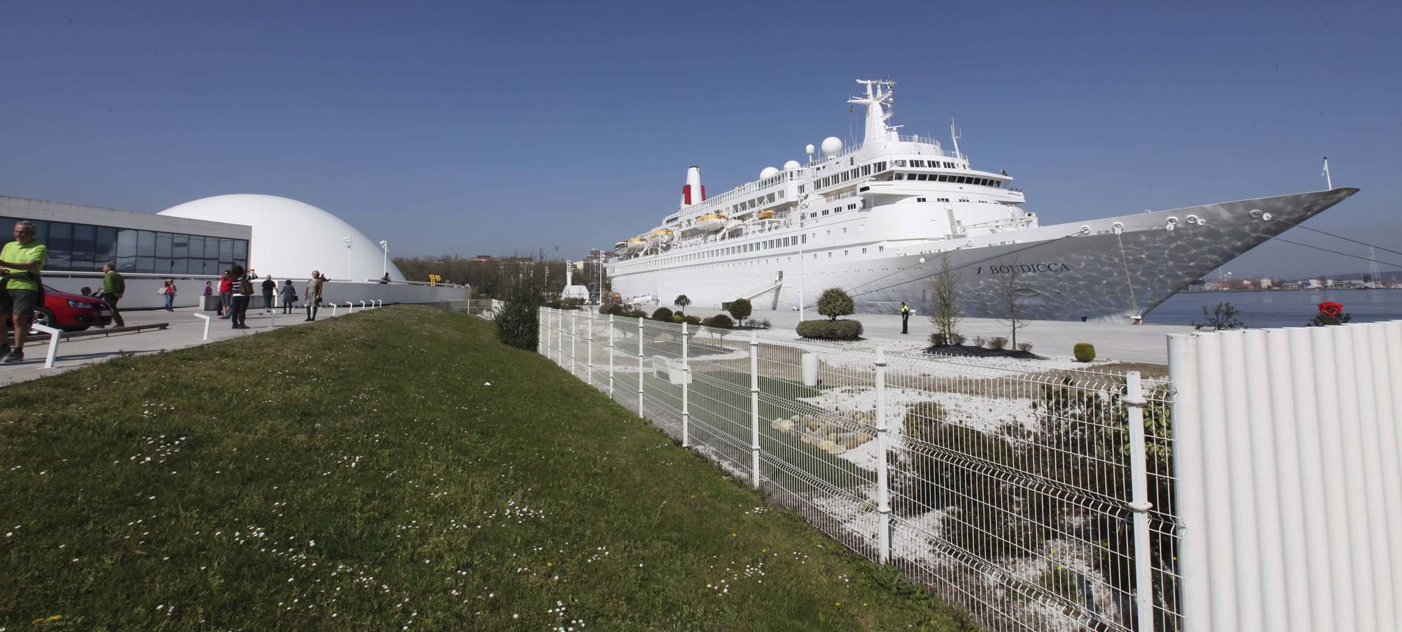 800 cruceristas británicos al sol de Avilés