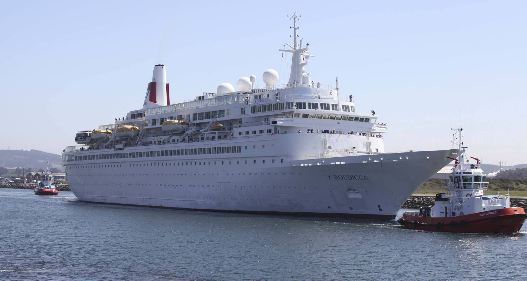 800 cruceristas británicos al sol de Avilés