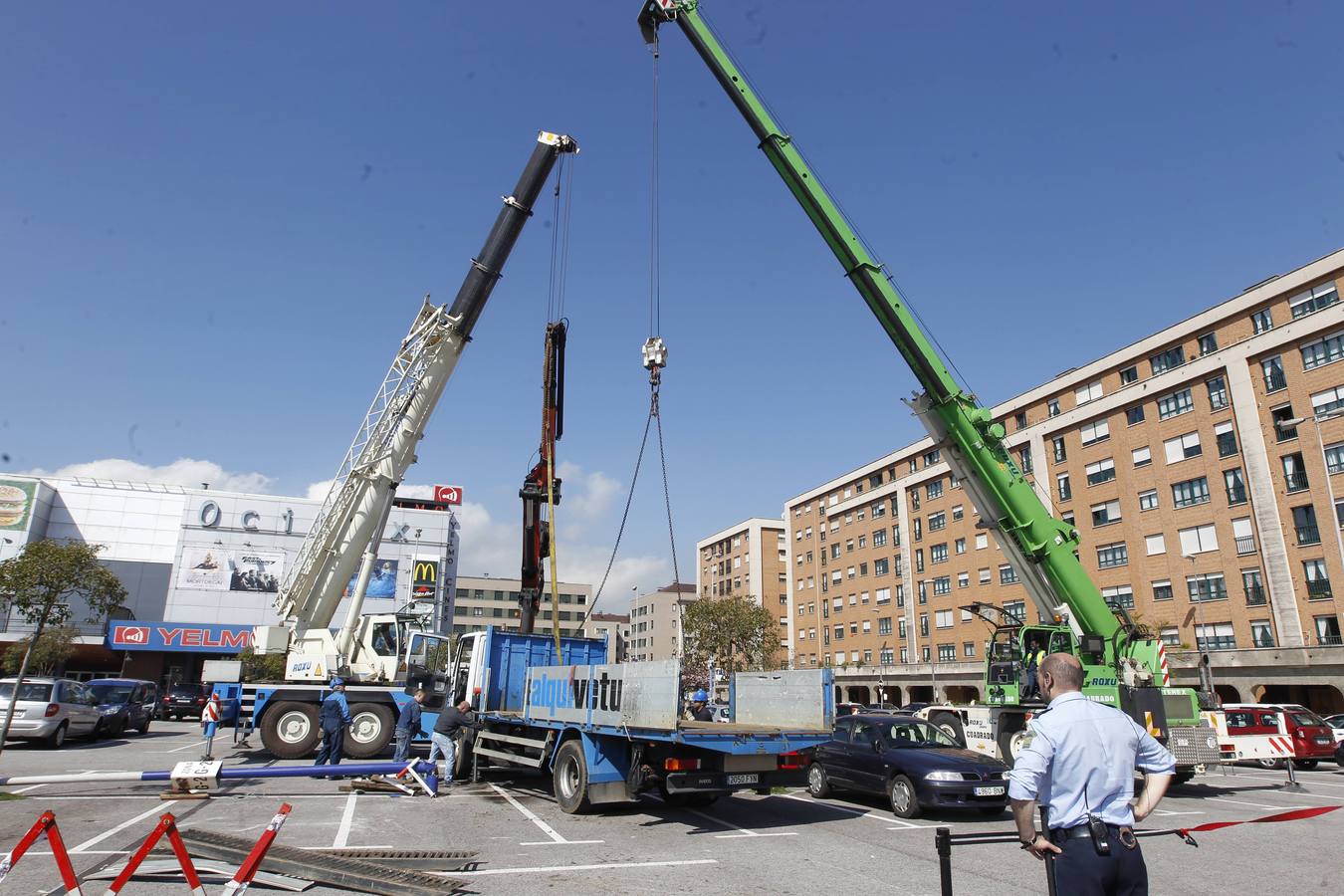 Vuelca un camión en un aparcamiento de Gijón