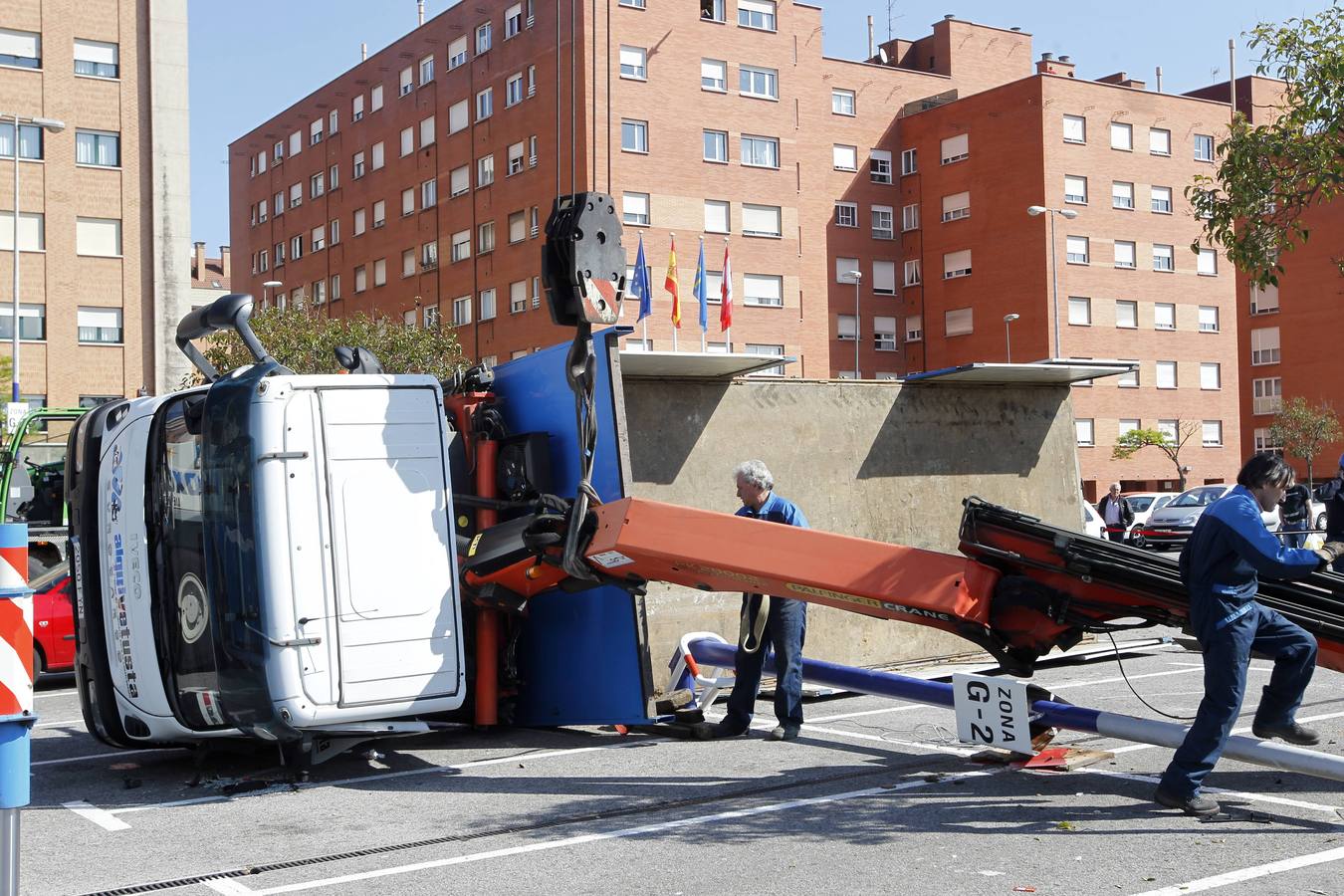 Vuelca un camión en un aparcamiento de Gijón