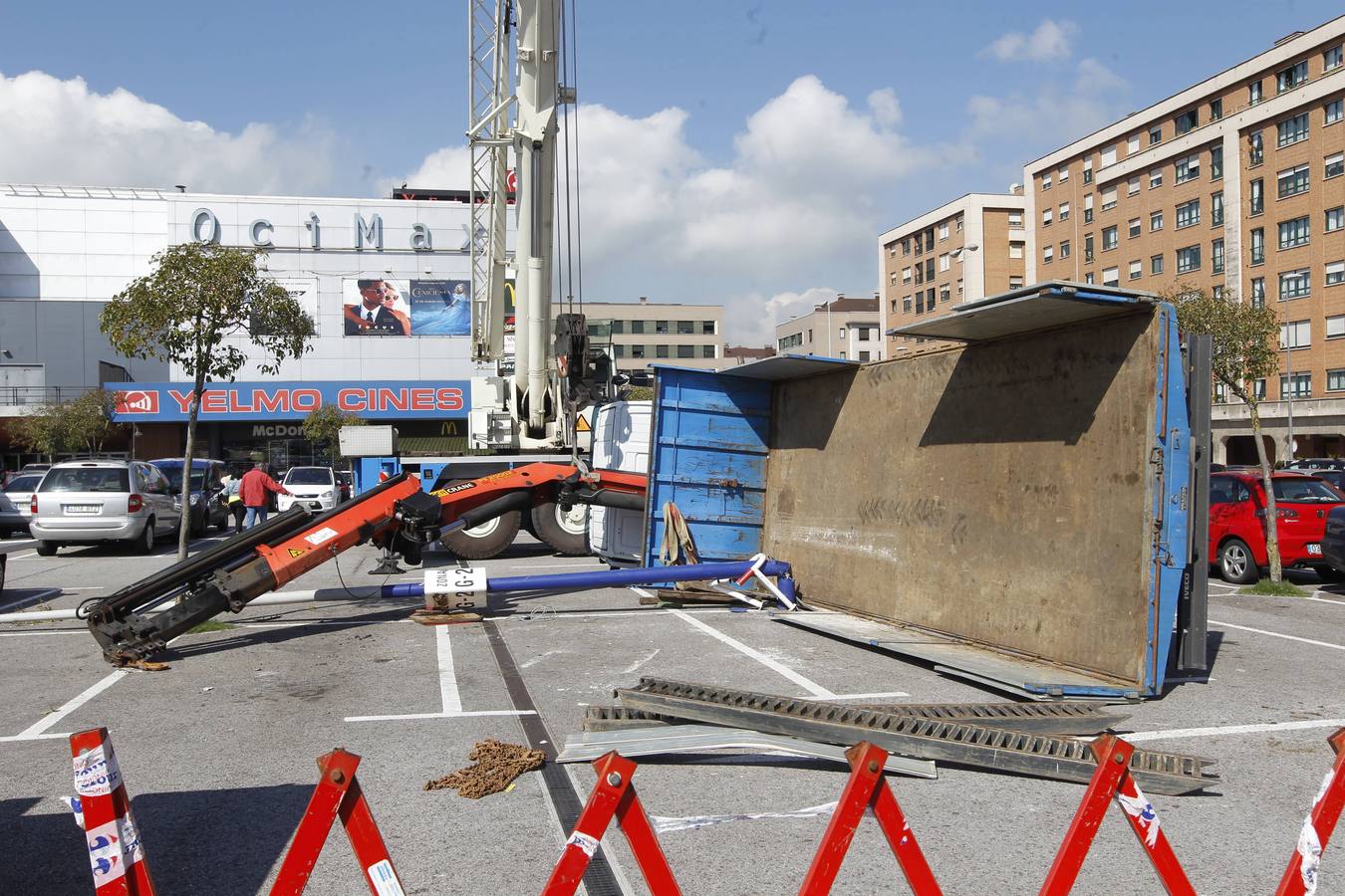 Vuelca un camión en un aparcamiento de Gijón