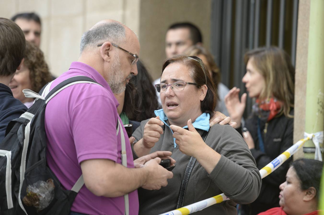 Algunas personas se lamentan por el trágico suceso.