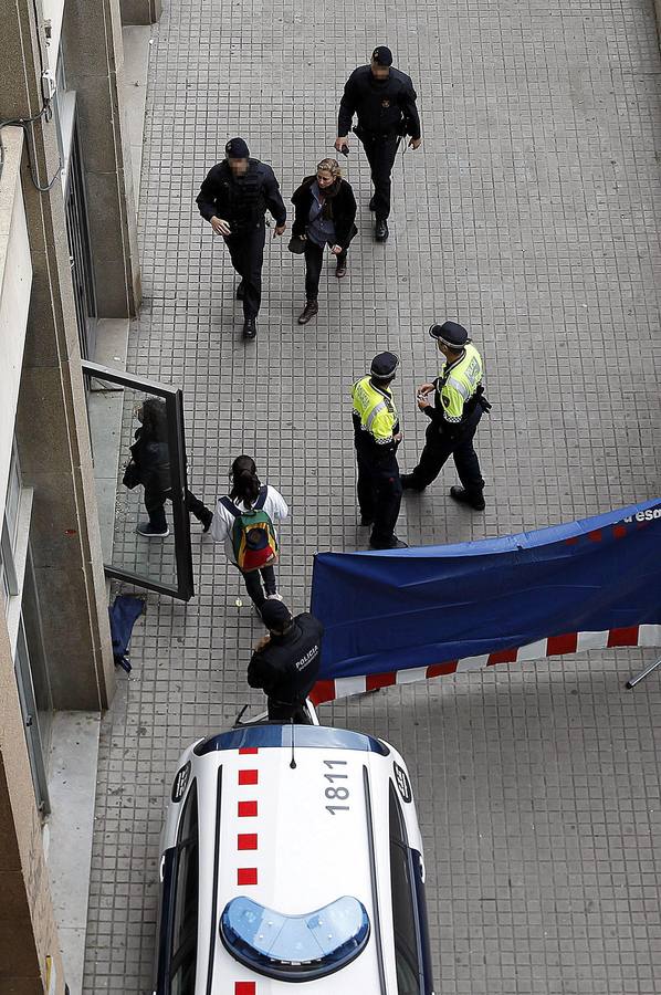 Familiares de alumnos llegan al Instituto Joan Fuster de Barcelona.