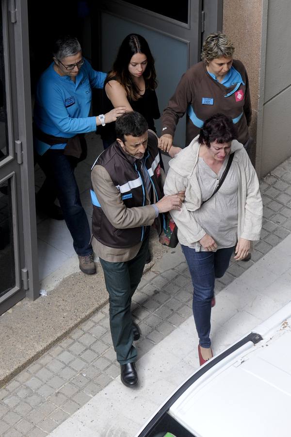 Personal de los servicios de emergencia atienden a dos mujeres que lloran desconsoladas.