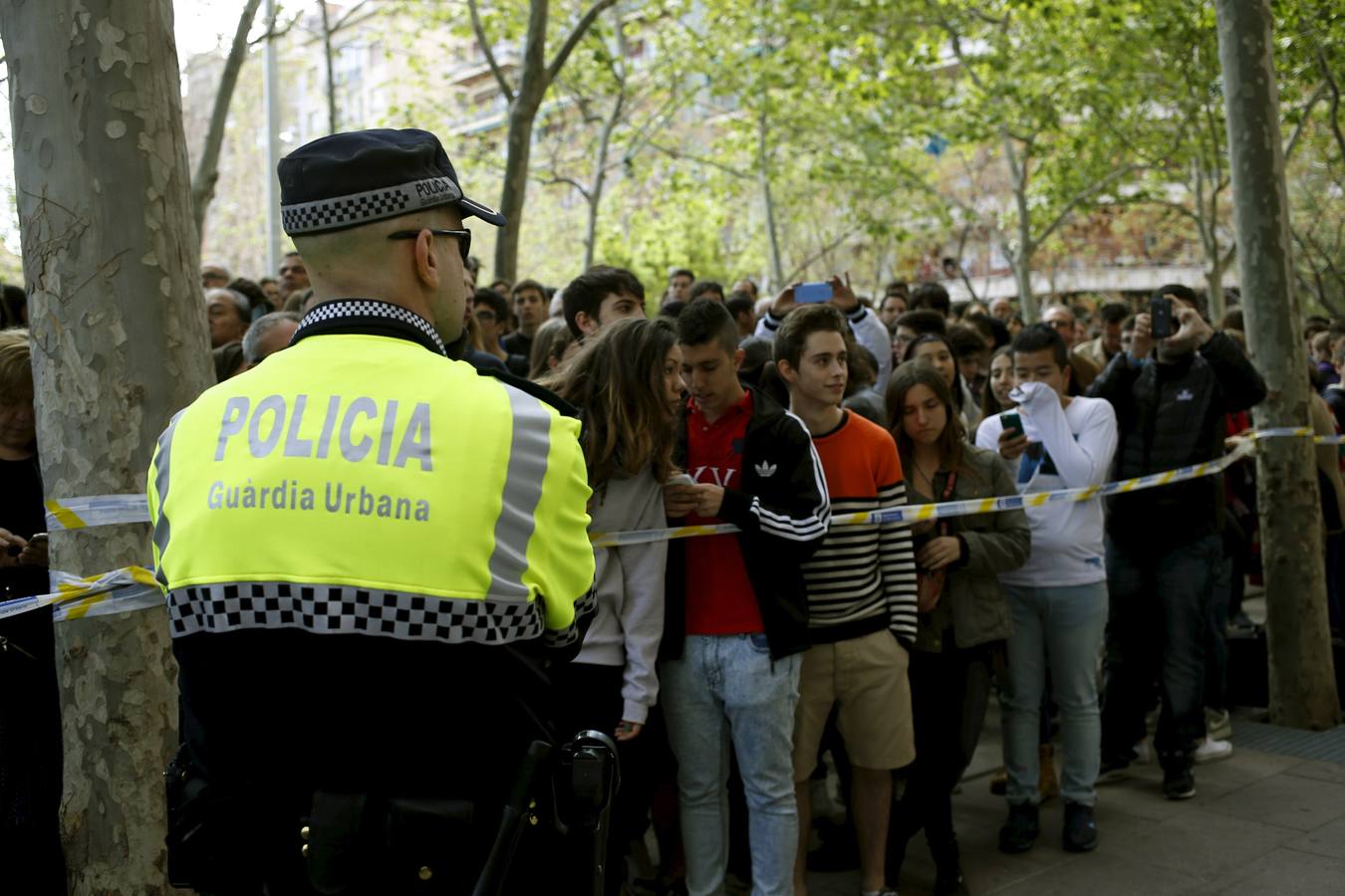 Alumnos del instituto y familiares, frente al cordón policial.