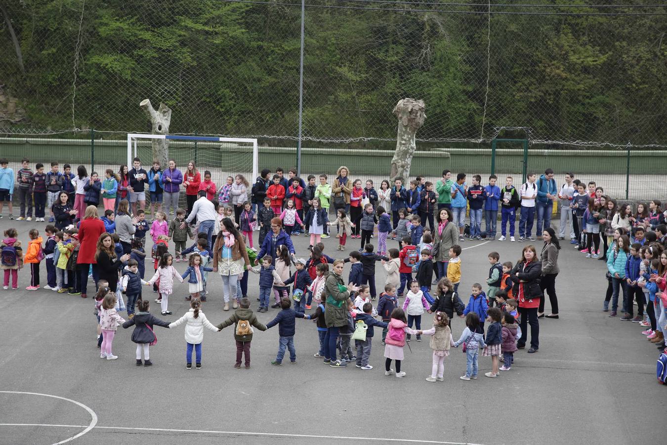 Estudiantes y profesores del Instituto El Sueve y del Colegio Público Río Sella de Arriondas también guardaron un minuto de silencio.