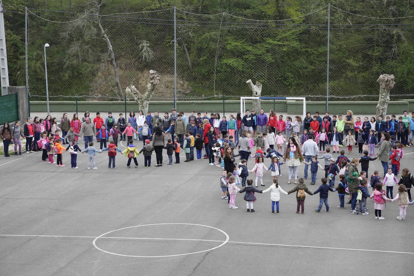 Estudiantes y profesores del Instituto El Sueve y del Colegio Público Río Sella de Arriondas también guardaron un minuto de silencio.