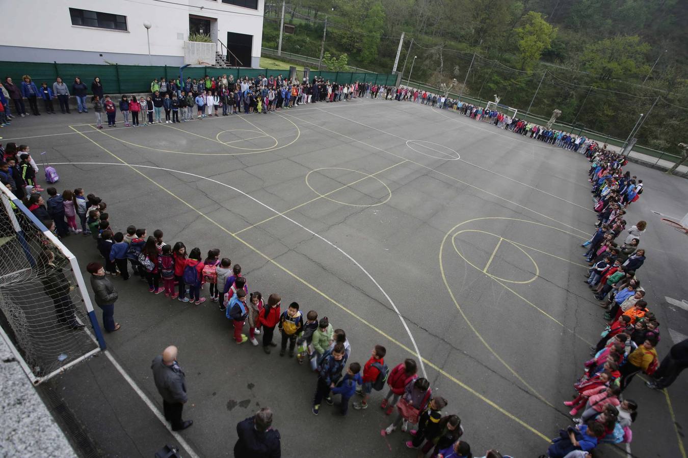 Estudiantes y profesores del Instituto El Sueve y del Colegio Público Río Sella de Arriondas también guardaron un minuto de silencio.