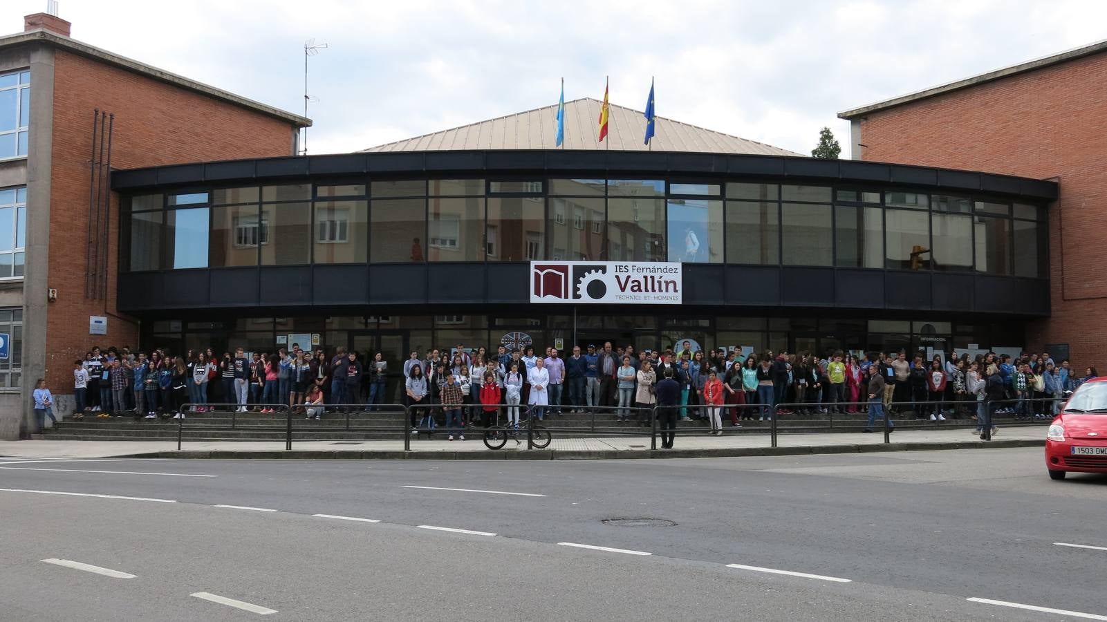 La comunidad educativa asturiana, con el instituto Joan Fuster